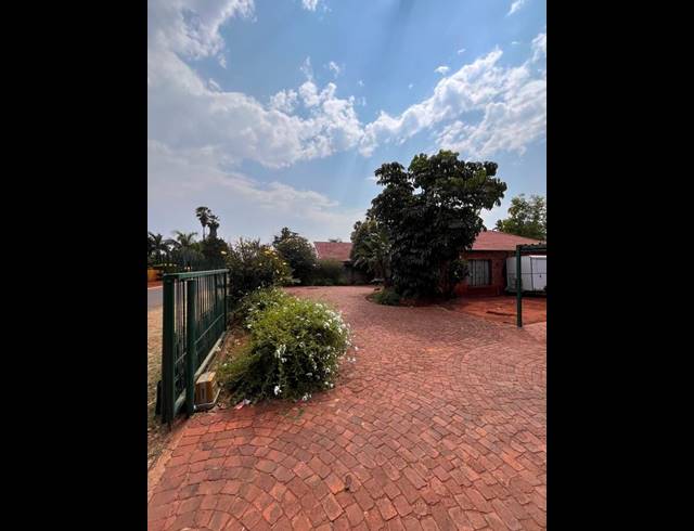 3 BEDROOM HOUSE FOR SALE IN THE ORCHARDS